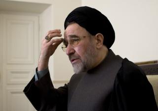 TRAKK SEG:  Den tidligere iranske presidenten Mohammad Khatami trakk seg i dag som presidentkandidat i Iran. Foto: Caren Firouz/Reuters/Scanpix