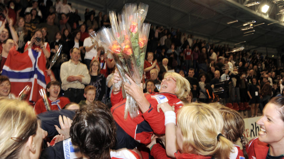 HYLLES IGJEN: Marit Breivik ble feiret av sine elever etter at de norske jentene avsluttet Breivik-�raen med seier 22-17 over Frankrike i Palais des Sports des Bulieux i Saint Etienne for noen uker siden. N� blir hun gjort til ridder av kongehuset. 
Foto:  Thierry Zoccolan / SCANPIX
