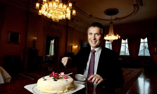 JUBILANTEN: Statsminister Jens Stoltenberg fyller 50 �r i dag. Her f�r han kake fra Dagbladet i statsministerboligen i Parkveien. Foto: John T. Pederen/Dagbladet