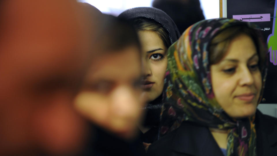 POLITISK ENGASJERT:  Til tross for at det iranske Vokterr�det og den �ndelige lederen Ali Khamanei bestemmer ekstremt mye i Iran, g�r befolkningen likevel til valg, i h�p om politiske endringer. Her st�r iranske kvinner og venter p� � stemme i Aradan (f�destedet til n�v�rende president Mahmoud Ahmadinejad) i parlamentsvalget i fjor. Foto: Fred Dufour/Afp/Scanpix
