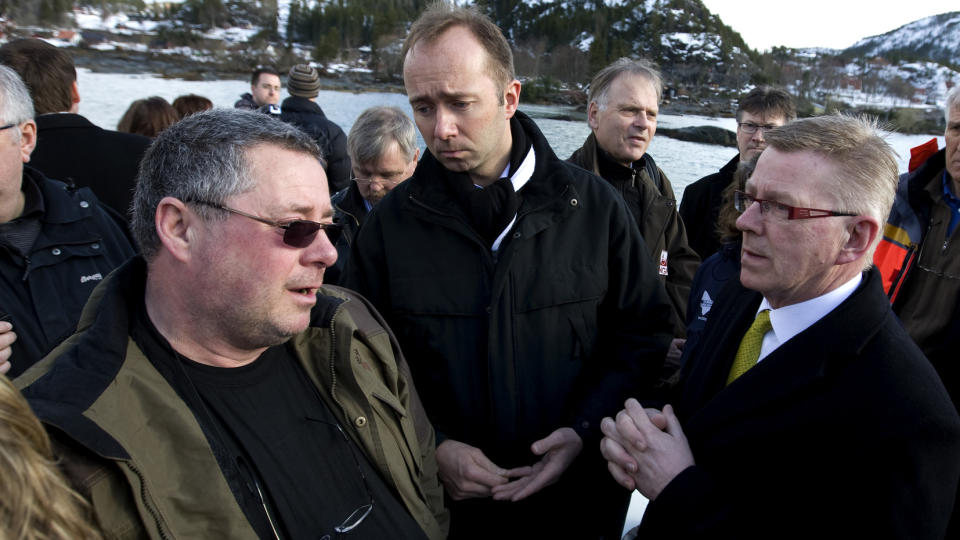 MINISTERBES�K: Fungerende justisminister Trond Giske  ( i midten) sammen med Sturla For�s ( til venstre), som fikk huset sitt �delagt i leirraset fredag, og ordf�rer Morten Stene under bes�ket p� rasstedet ( i bakgrunnen) i dag.
Foto: Gorm Kallestad / SCANPIX