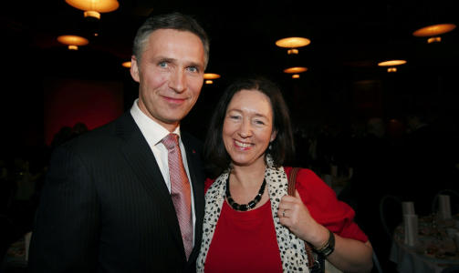 N� ER HAN FEMTI: Statsminister Jens Stoltenberg og hans kone Ingrid Schulerud under mottakelsen i Samfunnssalen i Oslo mandag i forbindelse med statsministerens 50-�rsdag.
Foto:Bj�rn Sigurds�n / SCANPIX