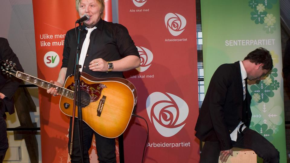 SPILTE FOR REGJERINGEN: Kurt Nilsen sto for det kulturelle innslaget da flertallsregjeringen feiret seg selv i forbindelse med sin tre�rsdag under et arrangement i  Stortingets loftslokale i fjor. Foto: Heiko Junge / SCANPIX