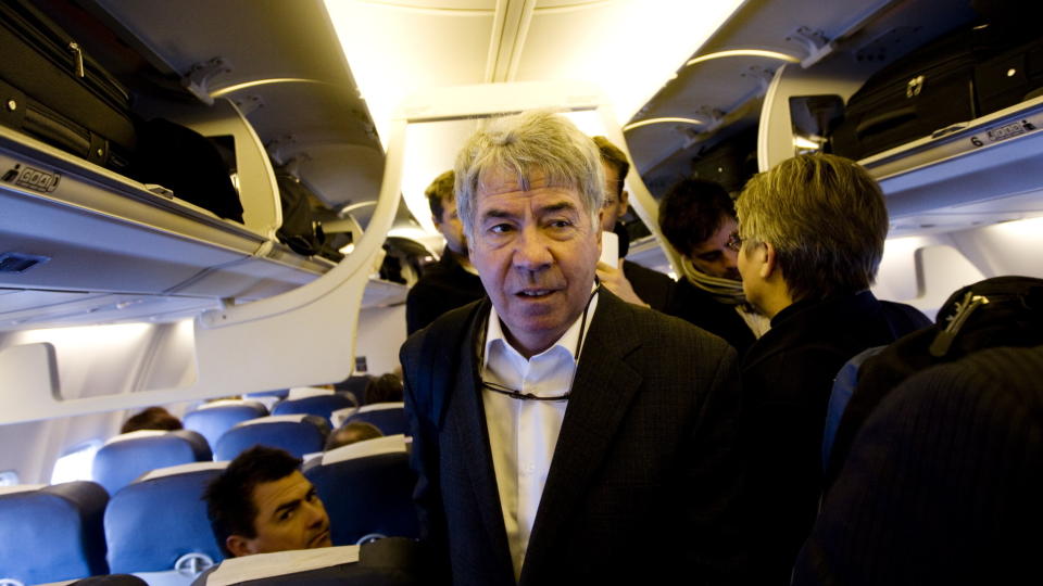 P� VINGENE FOR NORGE IGJEN: Her er Egil Olsen p� vei til D�sseldorf i forrige m�ned. I slutten av mars g�r ferden til S�r-Afrika. Foto: Cornelius Poppe/Scanpix