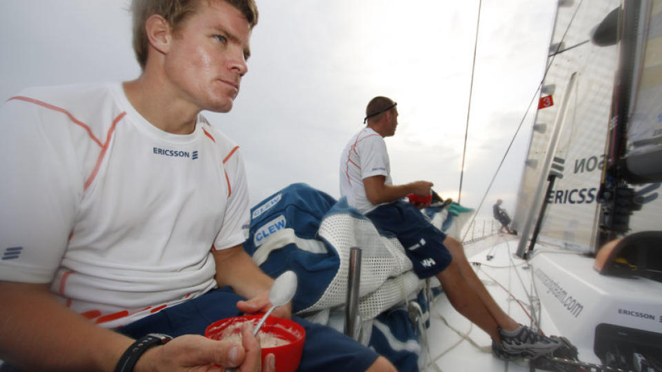 T�FFE TAK: Eivind Melleby er en av tre norske om bord p� lederb�ten i Volvo Ocean Race. Foto: Gustav Morin/Ericsson Racing Team