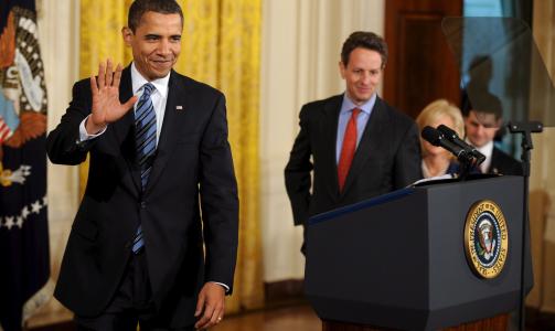 SINT: Barack Obama lovet mandag � gj�re alt han kan for � stoppe bonusene. Her er han sammen med finansminister Timothy Geithner. Foto: MATTHEW CAVANAUGH/EPA/SCANPIX