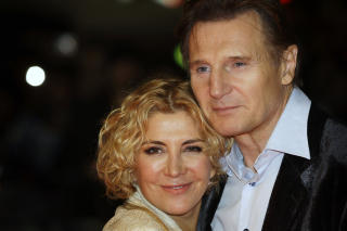 SORG: Richardson og Neeson sammen. Liam Neeson tok del i Broadways hyllest til Natasha Richardson i natt. (AP Photo/Joel Ryan/file)