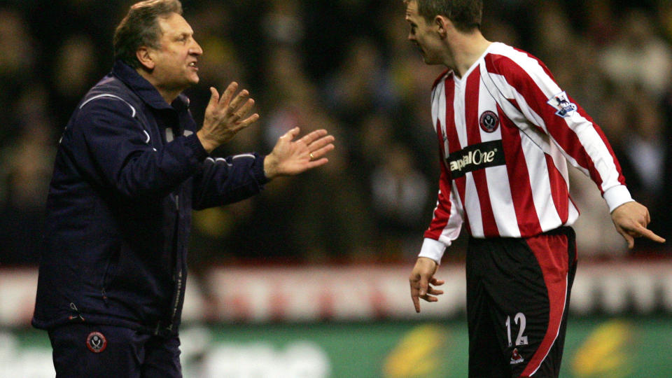 DET BLE MED DETTE: Neil Warnock, her i passiar med Alan Quinn mens begge fortsatt var i Premier League, vurderer ogs� � saks�pke West Ham etter forliket mellom London-klubben og Sheffield United i g�r.Foto: AFP /PAUL ELLIS