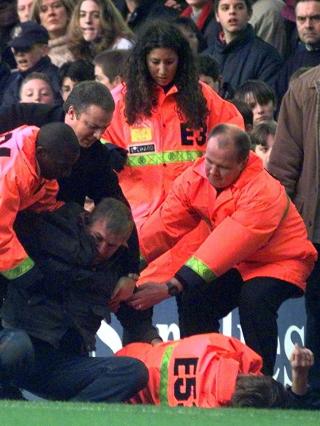 LUSELØNN: Undersøkelser viser at Premier League-klubbene betaler flere av sine ansatte, som sikkerhetsvakter og andre, den absolutte minstelønn. Foto: SCANPIX/AP/Max Nash LUSELØNN: Undersøkelser viser at Premier League-klubbene betaler flere av sine ansatte, som sikkerhetsvakter og andre, den absolutte minstelønn. Foto: SCANPIX/AP/Max Nash