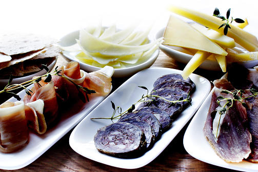 Forrett:Spekemat og oster med de beste smaker av Fl�m.
