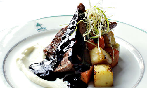LAM: Urtesmaksatt filet og en saus med lang smak.
