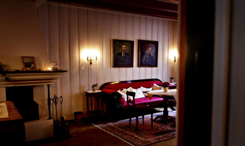 STUA: Marthe Fretheim overtok hotellet etter at fetteren Christen Fretheim d�de som barnl�s enkemann i 1916. Her henger de ved siden av hverandre i Marthes gamle private gemakker. Det er bare Christen som henger i ro.