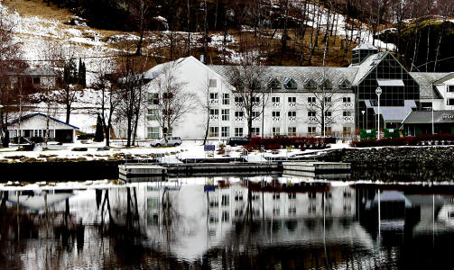 FRETHEIM: P�byggene p� hotellet har samme hvite fasade som den gamle fl�yen.