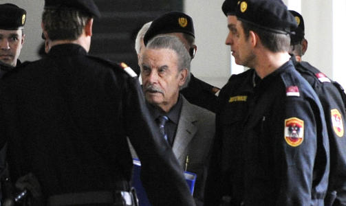 LA NED RINGPERMEN: Josef Fritzl ble fotografert p� vei til i retten i dag. Foto: Helmut Fohringer/AFP/Scanpix.