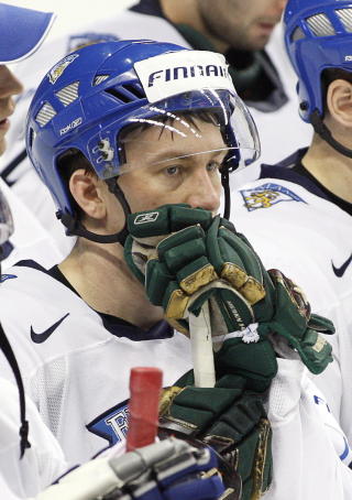 SLAPP MED SKREKKEN: Skadene s� ille ut, og er relativt alvorlige, men finske Antti-Jussi Niemi har det forholdsvis bra etter taklingen. Foto: SCANPIX/AP/The Canadian Press/Ryan Remiorz
