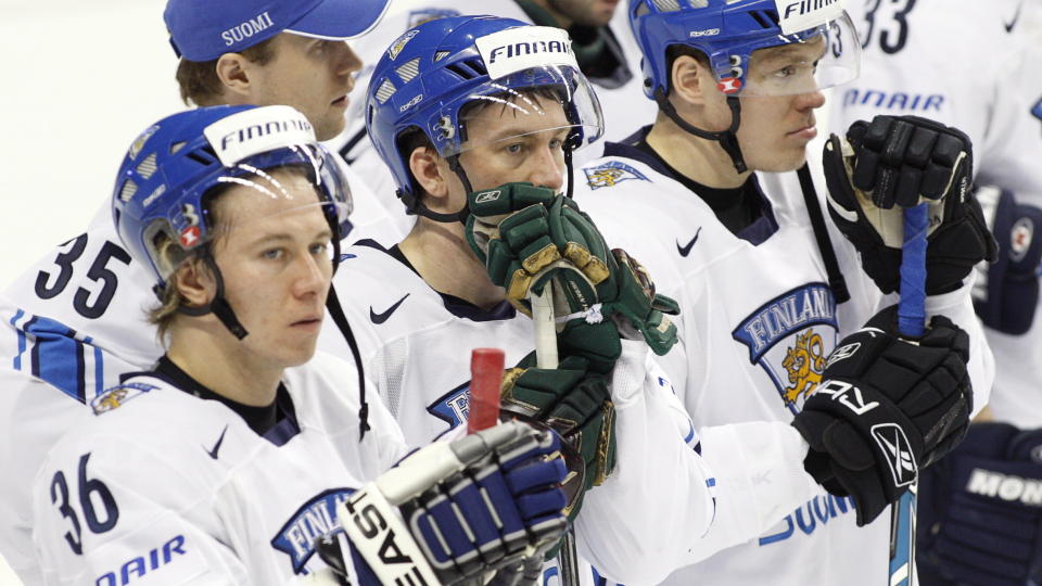 SKADD: Antti-Jussi Niemi (midten) skadet seg stygt da han ble taklet inn i vantet under en kvalseriekamp i ishockey i Sverige i helga. Foto: SCANPIX/AP/The Canadian Press, Ryan Remiorz