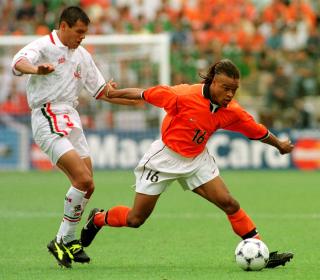 TATT FOR NANDROLON: Edgar Davids (til h�yre) ble utestengt for to �r siden. Her dribler han ut  Mexicos Joel Sanchez. Foto: AP/Michel Euler