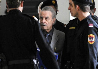 D�MT: josef Fritzl forlater rettslokalene. (AP Photo/Helmut Fohringer, Pool)