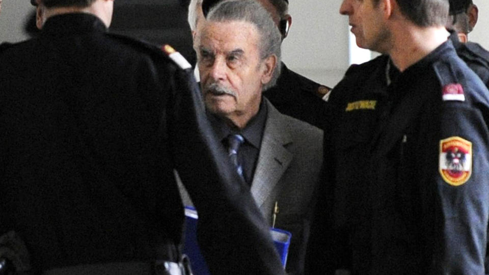 VISTE ANSIKTET: Etter � ha stilt opp med ansiktet skjult bak en bl� ringperm (bildet) i g�r, lot Josef Fritzl (74) i dag verden se hvordan han ser ut n�. Foto: HELMUT FOHRINGER/AP/APA/POOL