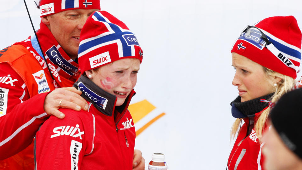 FOR SNILL: Landslagstrener for kvinner Egil Kristiansen tr�stet den s�nderknuste Marthe Kristoffersen etter den skuffende sisteetappen p� stafett for kvinner i VM i Liberec i Tsjekkia. N� hevder NRK at flere av jentene �nsker Kristiansen fjernet.
Foto: H�kon Mosvold Larsen / SCANPIX