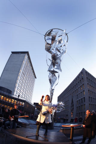 LYSFONTENE: Skulpturen er laget av den svenske kunstneren Sven P�hlsson. Foto: SCANPIX