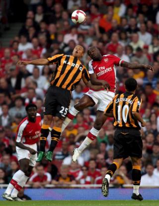 MATCHVINNER: William Gallas skulle bli mannen som sendte Arsenal til semifinale i Fa-cupen. Her i hodeduell med Hulls Daniel Cousin. Foto: Jonathan Brady/EPA/Scanpix