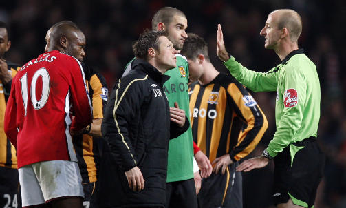 FORTSATTE DISKUSJONEN: Matchvinner William Gallas (t.v.) er tilskuer til Nicky Barmbys protester mot dommer Mike Riley etter cupkvartfinalen. Foto: Adrian Dennis/AFP/Scanpix