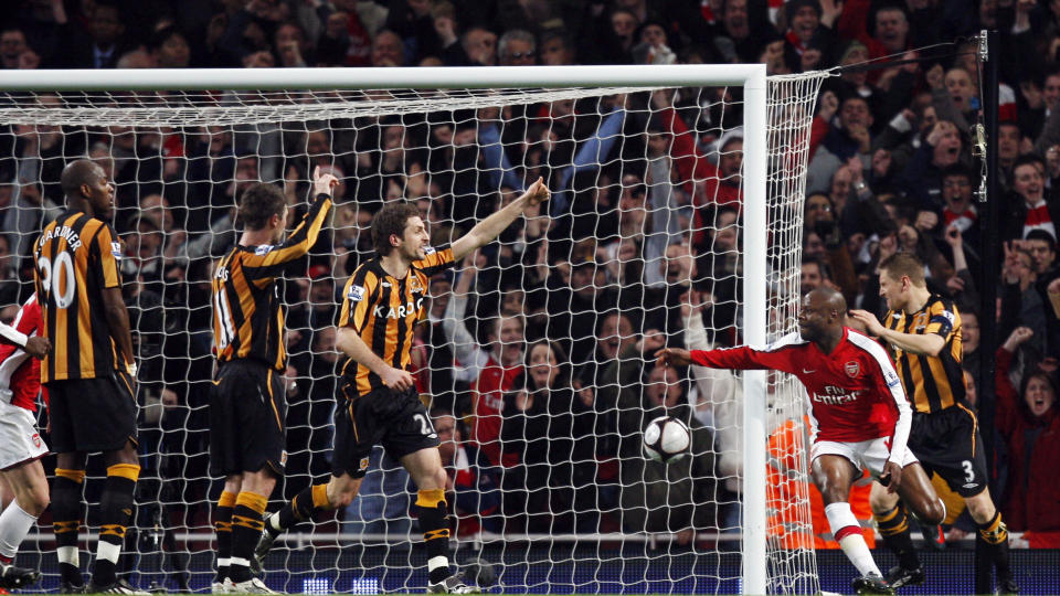 OMSTRIDT VINNERM�L: Her har William Gallas akkurat scoret 2-1 til Hull-spillernes ville protester. Reprisen viser at Gallas sto i offsideposisjon idet han nikket Arsenal til seier. Foto: Adrian Dennis/AFP/Scanpix