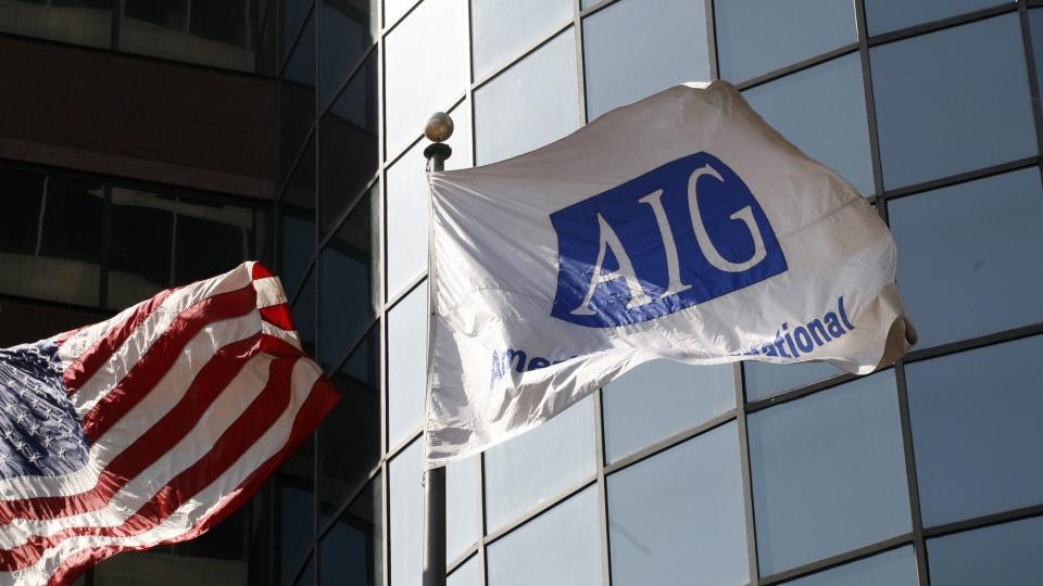 M� TILBAKE: Forsikringsgiganten AIG tvinges til � betale tilbake de nylig utbetalte bonusene til ansatte i selskapet. Samtidig blir bel�pet p� 165 millioner dollar trukket fra en kommende redningspakke til AIG. Foto MARK LENNIHAN/AP/SCANPIX