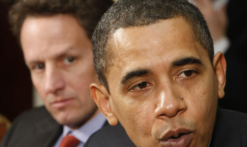 I HARDT V�R: Barack Obama sliter allerede med � gi ut statlige l�n til bankene som er upopul�re blant folk flest. Han og finansminister Timothy Geithner blir kritisert for at de ikke tok tak i AIG-saken tidligere. Foto: GERALD HERBERT/AP/SCANPIX