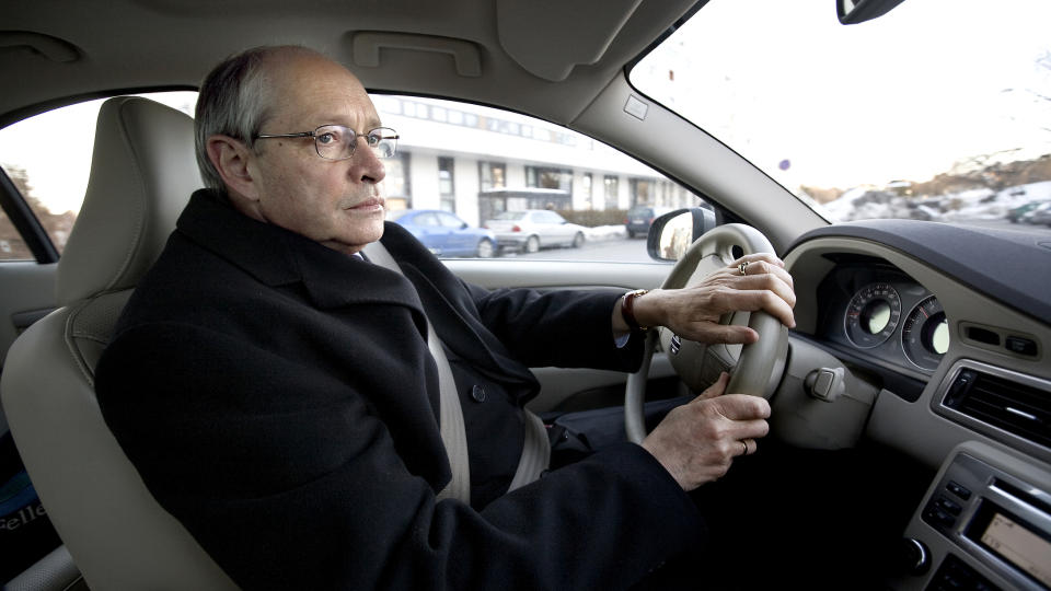 P� GLATTISEN: Partisekret�r i Ap, Martin Kolberg, her fotografert p� vei til Dagsnytt 18 i g�r, satt i gang debatten om radikal islam i Ap. Foto: Henning Lilleg�rd