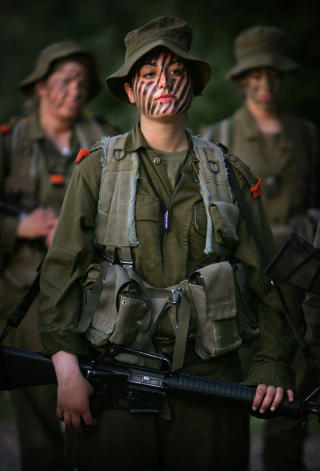 �NSKER FLERE JENTER: Israel �nsker flere som disse jentene, som forbereder seg p� �velse i Jerusalem. Foto: Oded Balilty/AP/Scanpix