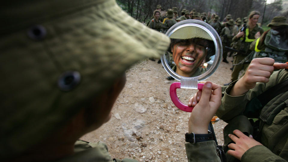 BLID OG FORN�YD: Men hvis denne kvinnelige, israelske soldaten blir tatt i � kysse en medsoldat, blir det br�k. Foto: Oded Balilty/AP/Scanpix
