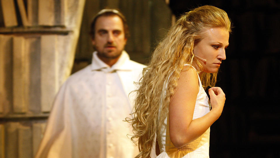 Heidi Gjermundsen Broch og Paul-Ottar Haga spilte i den nye utgaven av Which Witch p� Det Norske Teateret. Men stykket ble ikke den publikumssuksessen teatret hadde h�pet p�. N� kan det g� mot nedbemanning for teatret. B�de Gjermundsen Broch og Haga er for �yeblikket utl�nt til Folketeatret, hvor de spiller to av de st�rste rollene i musikalen Mamma Mia!
Foto: Lise �serud / SCANPIX