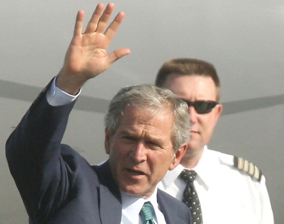 TILBAKE P� JOBB: Som s� mange andre eks-presidenter har George W. Bush n� begynt som foredragsholder. Her g�r han ombord i flyet for � forlate Canada, der han holdt sin f�rste tale etter at han gikk av i januar. Foto: Jim Wells/Scanpix/AP