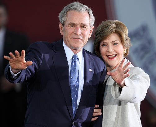 BEGYNTE FOR ALVOR SIN PRESIDENTPERIODE P� DAG 235: 11. septemper 2001 forandret alt for George Bush. Han fikk den h�yeste oppslutning noen amerikansk president har hatt, 90 prosent st�ttet ham. P� dag 100 hadde Bush if�lge Gallup 62 prosent st�tte for jobben han hadde gjort. Obama hadde 63 prosent i g�r. Statistisk sett er det likt, p� grunn av feilmargin p� tre prosent. P� nettstedet Pollster kan du se oversikten over utviklingen i presidentenes popularitet de f�rste 6 m�nedene etter at de ble valgt.  Foto: Tom Pennington/Getty Images/AFP