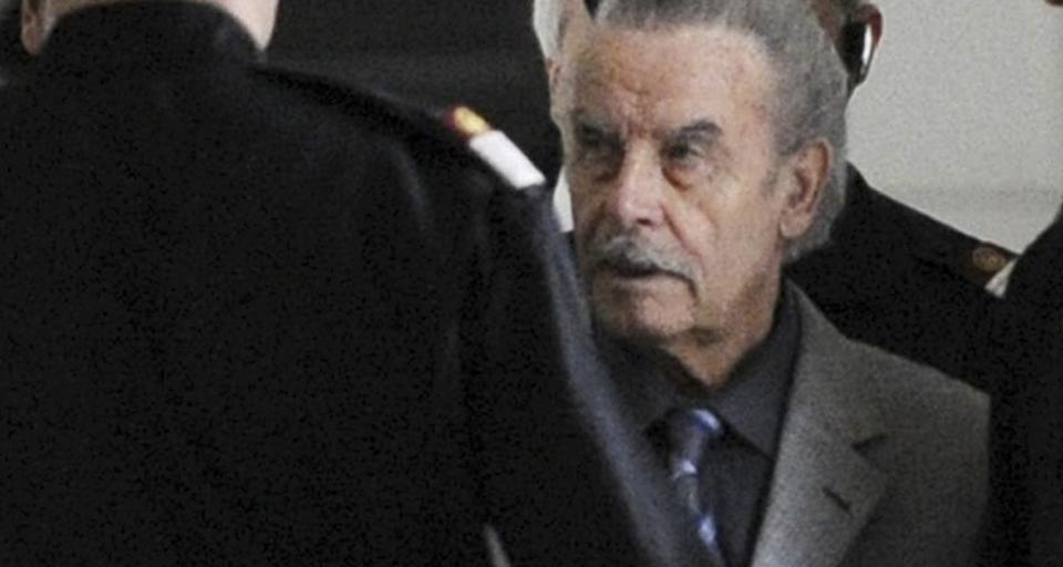 F�R BES�K Josef Fritzl har ved flere anledninger f�tt bes�k av slektninger. N� er han overf�rt til en lukket anstalt for kriminelle med alvorlige psykiske problemer. Arkivfoto: REUTERS/SCANPIX