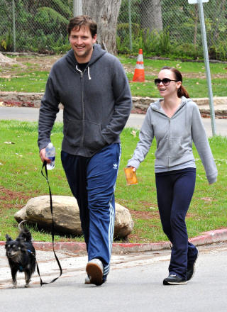 LYKKELIGE: Det vordende ekteparet g�r tur med hunden sin i Los Feliz-parken i Los Angeles. Foto: VAH/ Fame Pictures/Stella Pictures