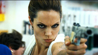 VOLDSGLORIFISERING? Angelina Jolie i en scene fra filmen. Foto: FILMWEB