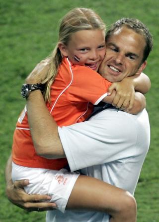 TATT FOR NANDROLON: Nederlendernes Frank de Boer, her sammen med datteren etter en landskamp. Foto: REUTERS/Alessandro Bianchi
