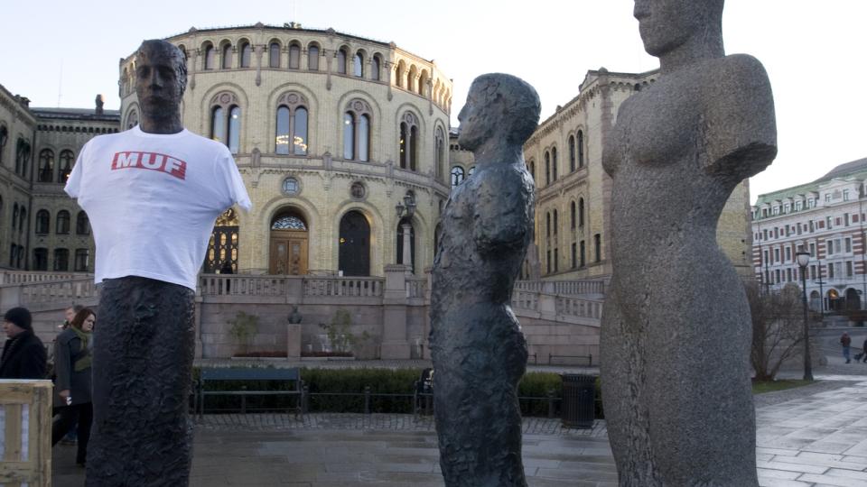 MUF: T-skjorte fra aksjonerende MUF-ere, irakere med midlertidig opphold uten familiegjenforening, p� en av skulpturene utenfor Stortinget.
Foto: Morten Holm / SCANPIX