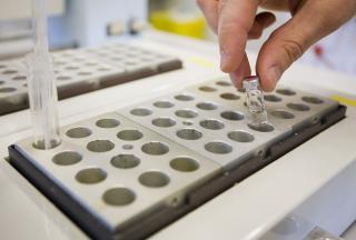 TESTER FOR TESTOSTERON: Bilde fra det svetsiske laboratoriet for dopinganalyse ved Lausanne, som n� har foretatt unders�kelsene som viser at grenseverdiene vi setter for testosteron b�r endres. Foto: REUTERS/Valentin Flauraud