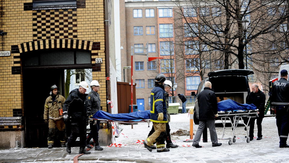 D�DSBRANN: Seks personer omkom i brannen, her b�res to av dem ut. Arkivfoto: Thomas Rasmus Skaug/Dagbladet