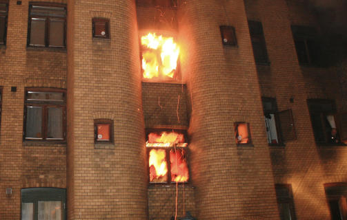 FLAMMER: En mann i 40-�rene ble onsdag p�grepet av politiet, mistenkt for � st� bak brannen som kostet seks mennesker livet i Urtegata 31 i Oslo 13. desember i fjor. Foto: Espen Hovde / SCANPIX