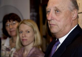 BEVEGET: En beveget Kong Harald sammen med  barne- og likestillingsminister Anniken Huitfeldt og avdelingsleder i Redd Barna, Marianne Borgen (t.v.) etter premieren p� animasjonsfilmen Sinna mann p� Gimle kino i Oslo onsdag. 
Foto: Bj�rn Sigurds�n / SCANPIX
