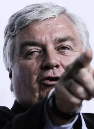 KASTET FOLK P� D�R: Talsmann for Landesgericht St. P�lten, Franz Cutka, aktet slett ikke � bli spurt ut av herrene Schmatz og Oswald, og kastet dem ut etter tur. Foto: HAINZ-PETER BADER/REUTERS/SCANPIX
