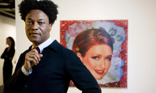 PORTRETTERER PARIS: Kunstneren Ik� Ud� foran et av verkene p� utstillingen, som sies � v�re en av sesongens store begivenheter i grenselandet mellom kunst, mote, glitter og glamour.  Foto: Berit Roald / SCANPIX