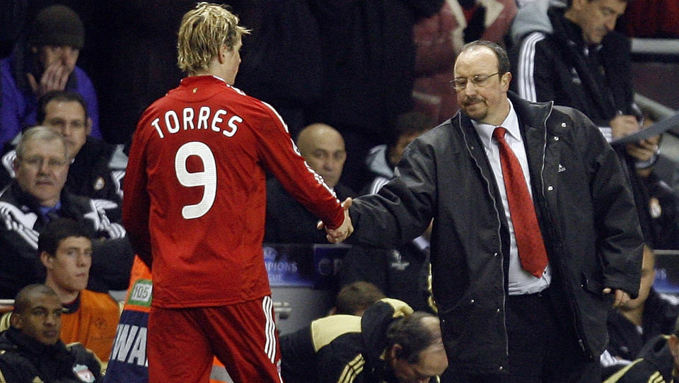 BLIR I LIVERPOOL: Fernando Torres og Rafael Benitez hadde en stor kveld da Real Madrid ble knust p� Anfield i forrige uke. I kveld fikk Liverpool-fansen mer � glede seg over. Foto: Paul Thomas/AP/Scanpix
