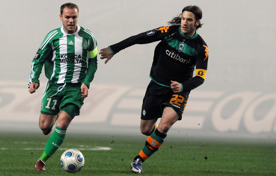 I T�KA: Werder Bremen og Torsten Frings (t.h.) tok seg videre i Uefa-cupen. Her er den tyske landslagsspilleren i duell med Saint-Etiennes Geoffrey Dernis. Foto: Philippe Merle/AFP/Scanpix