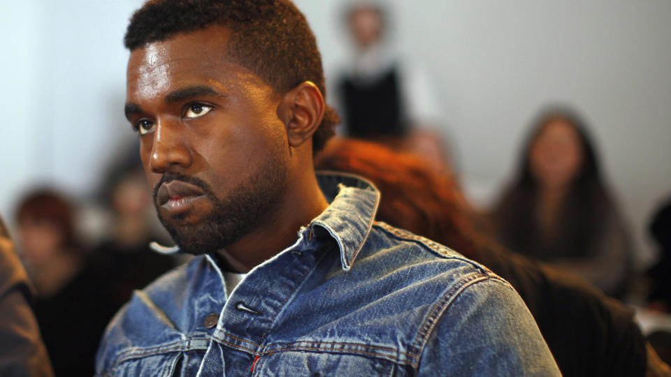 KNUSTE KAMERAER: Kanye West p� Los Angeles internasjonale flyplass i fjor h�st. Her er rapperen fotografert i forbindelse med moteuka i New York i februar.Foto: SCANPIX